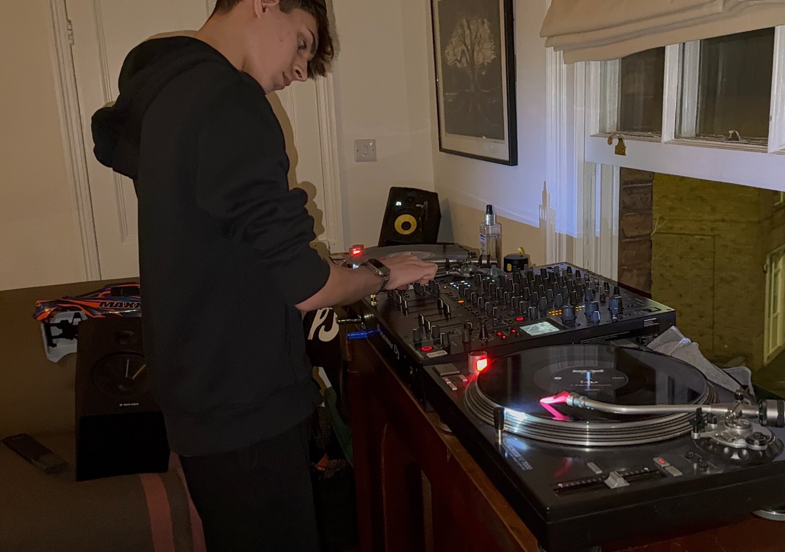 Chewbear mixing on Technics 1210 turntables and a DJM-V10 mixer at home, head down over the decks.